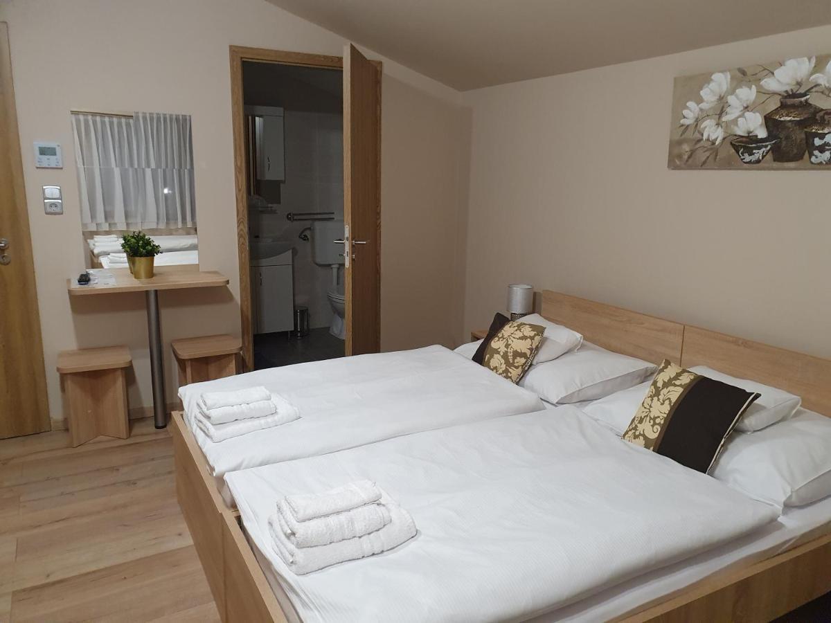 Platina Panzio*** Bed & Breakfast Ujhartyan Exterior photo