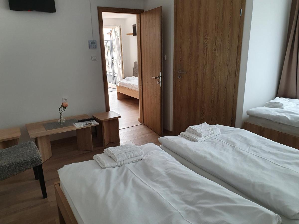 Platina Panzio*** Bed & Breakfast Ujhartyan Exterior photo
